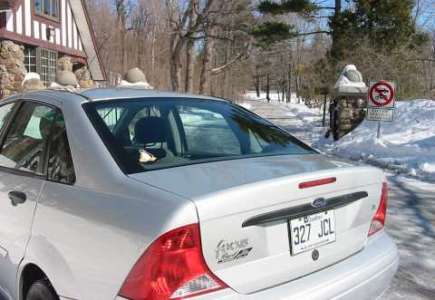 Autocollant Tux sur une fenêtre de voiture